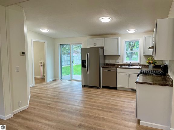 4th image of 305 Kalkaska St