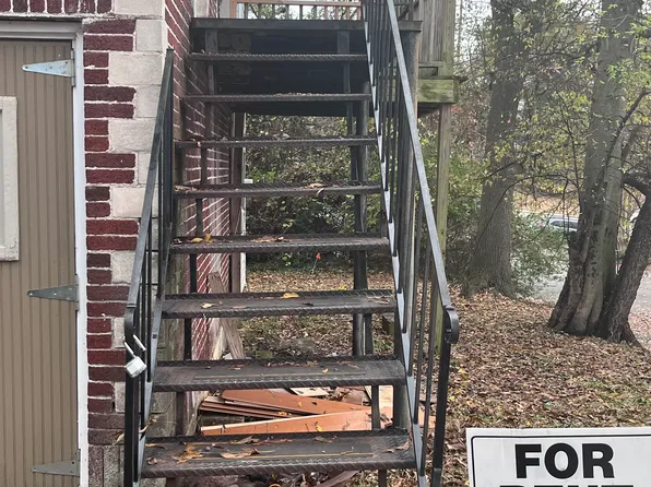 302 S Cedar St APT E, Florence, AL 35630