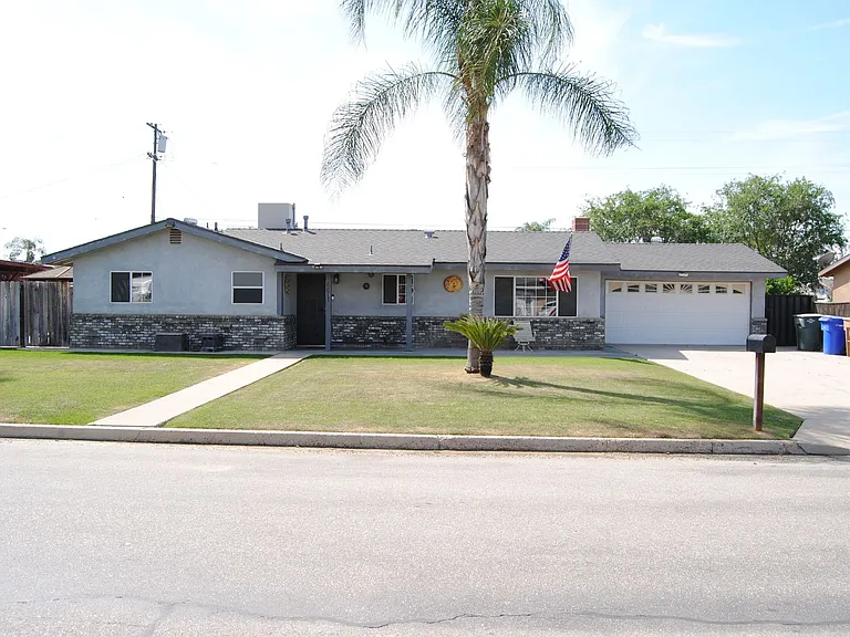 8817 Butternut Ave — Photo 1
