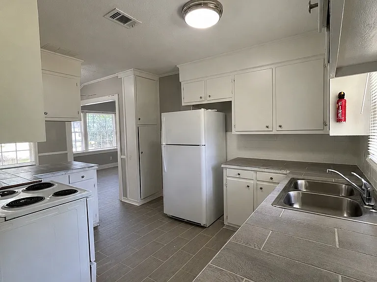 Maplewood Dr — Photo 8