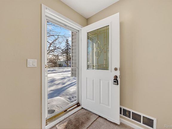 3rd image of 15654 Isabelle St