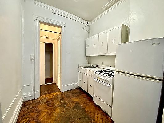 5th image of 103 W 70th St #4C