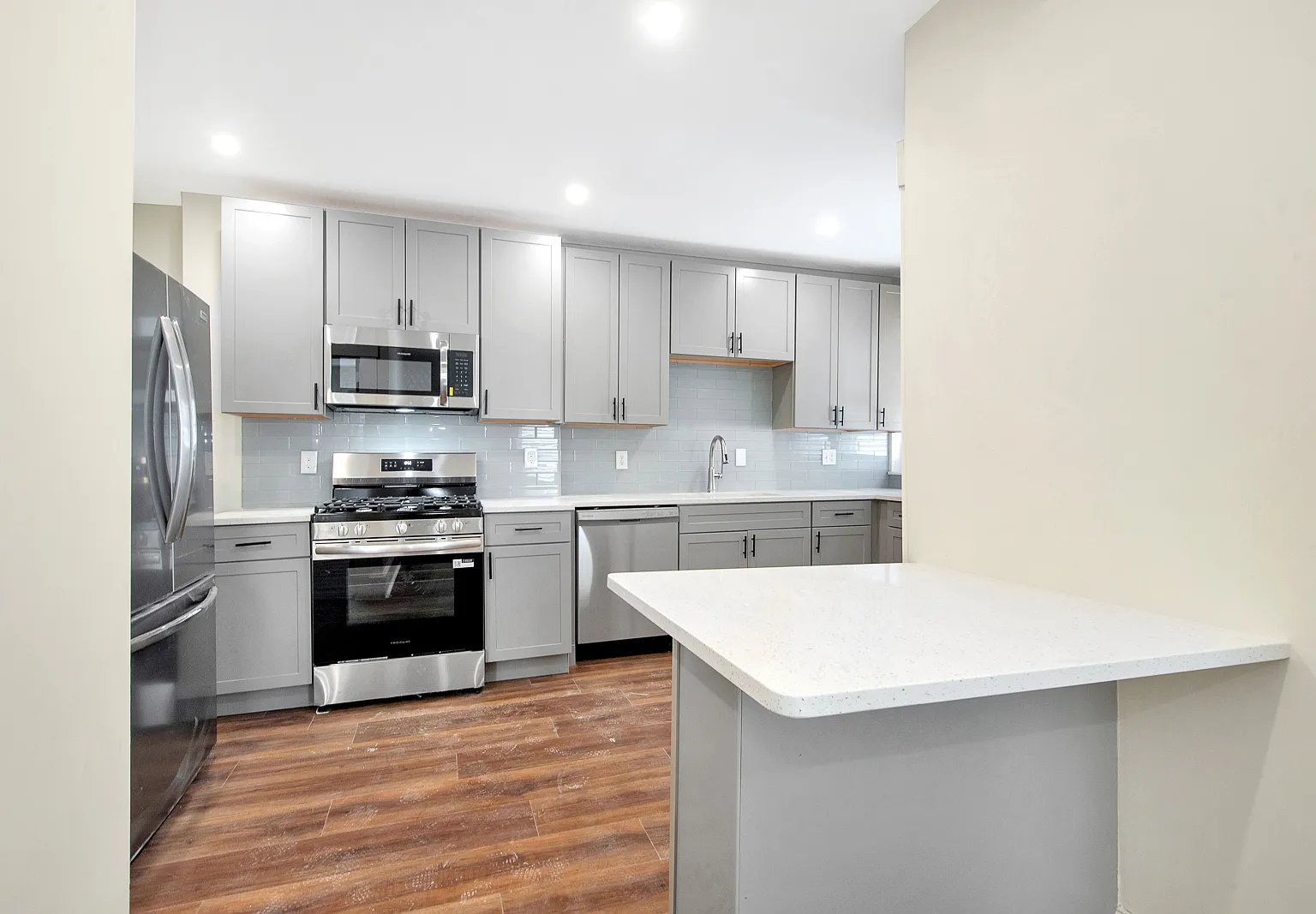 4 bed, 1070 sqft, $4,150 — Photo 3