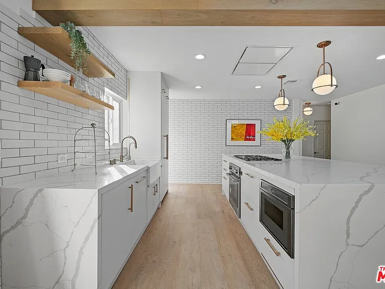 1155 S Rimpau Blvd — Photo 16