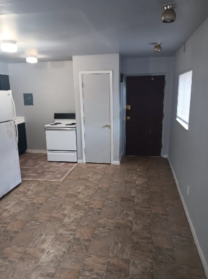 604 W Grand Ave — Photo 3