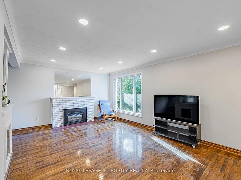 1746 Gage Cres #A — Photo 7