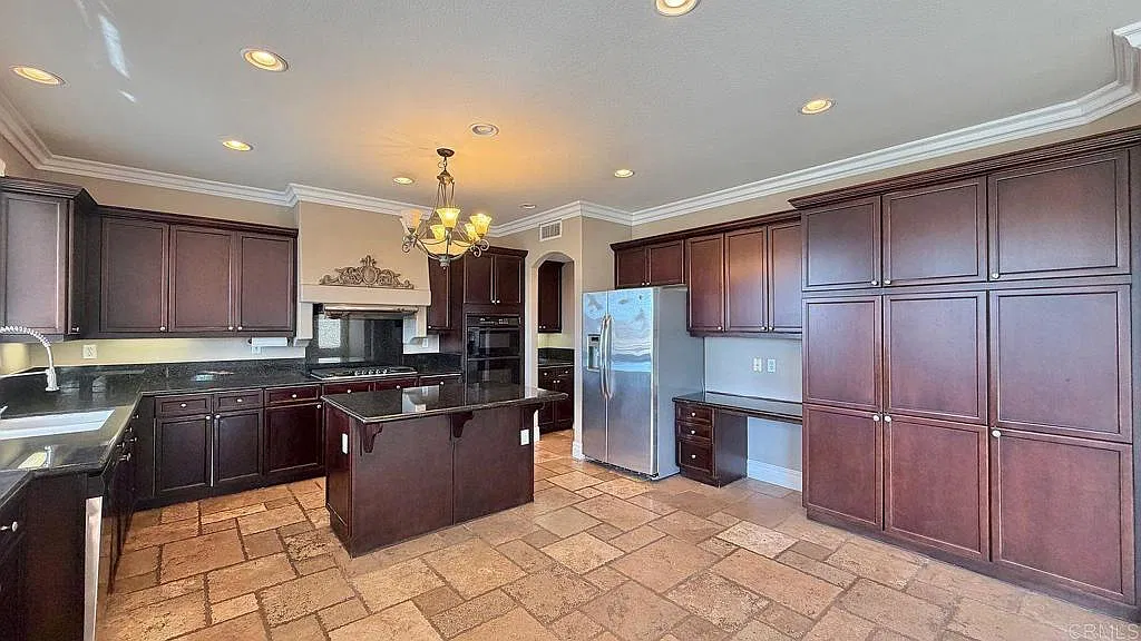 5 bed, 2.5 bath, 3523 sqft, $7,948 — Photo 4