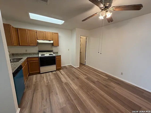 7643 Chatsworth — Photo 6