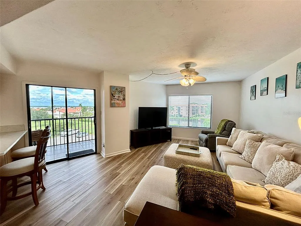 1 bed, 1.0 bath, 1076 sqft, $1,700 — Photo 3