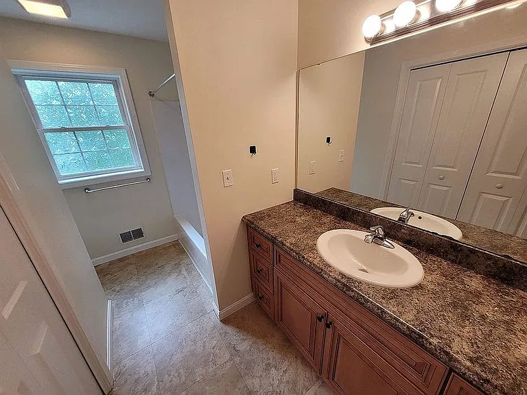 238 Ash St #1 — Photo 6