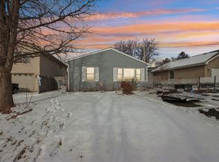 410 W Riverside Dr, McHenry, IL 60051