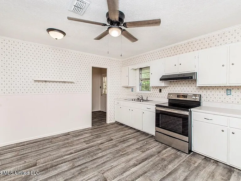 360 Wilson Dr — Photo 3