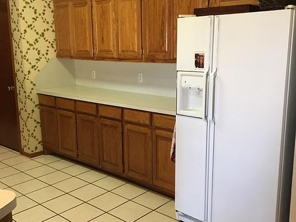Spacious kitchen has all appliances, pantry, breakfast bar