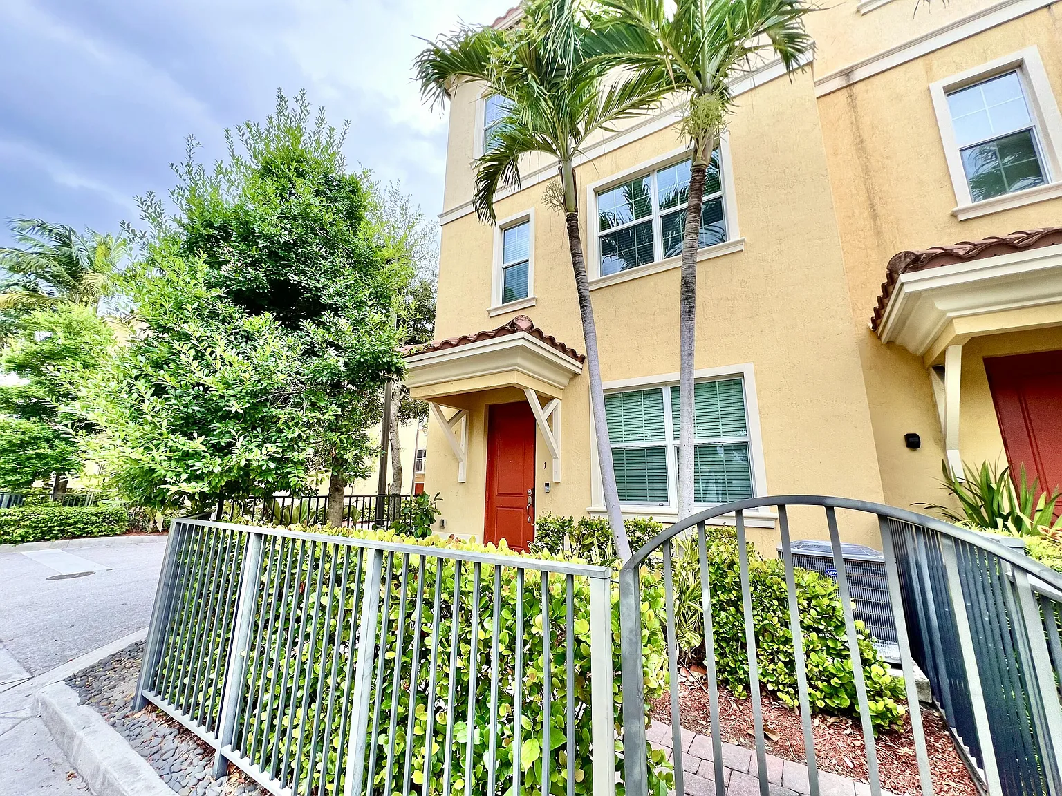3 bed, 4.0 bath, 1640 sqft, $3,150 — Photo 2