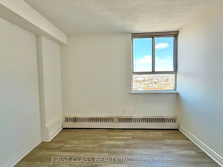 541 Blackthorn Ave #1415 — Photo 23