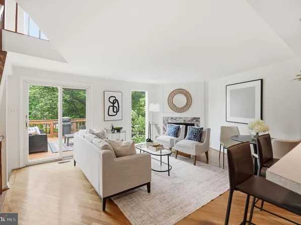 1686 Oaktree Ct, Reston, VA 20194