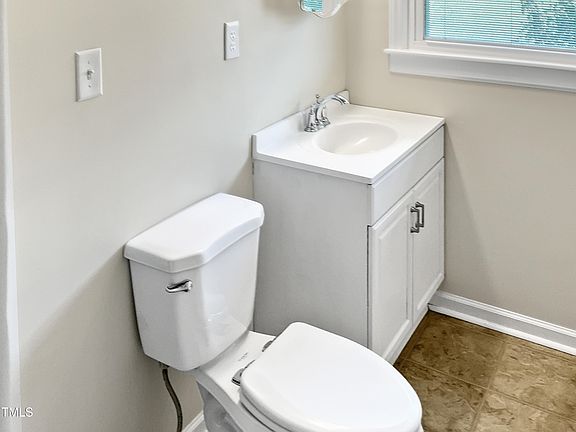 5th image of 2505 Davie Dr