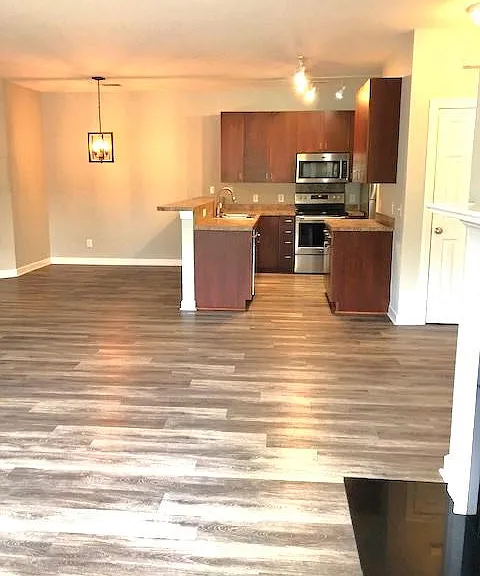 505 S Elgin Ct — Photo 2
