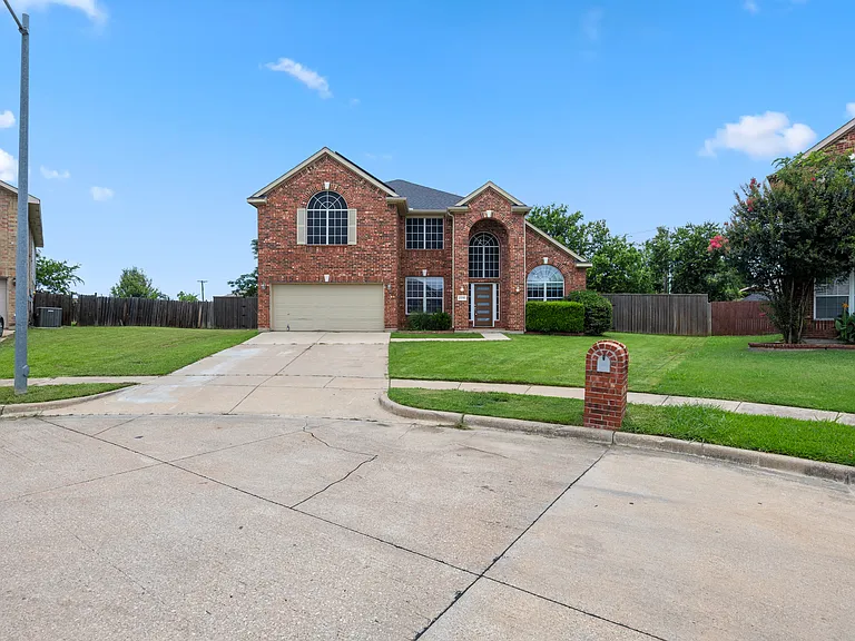 2318 Hillgrove Ct — Photo 1