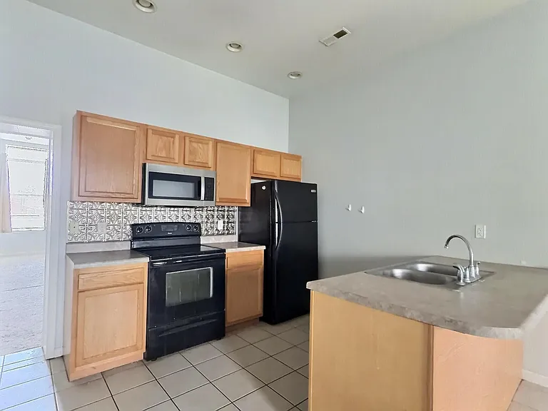 417 E Spring St #B — Photo 8