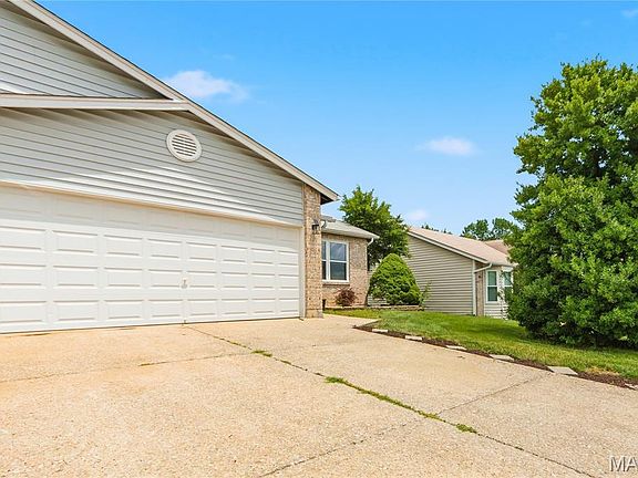 5th image of 1468 Surrey Ln