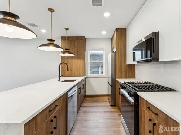 84 Hollywood Ave, East Orange, NJ 07018