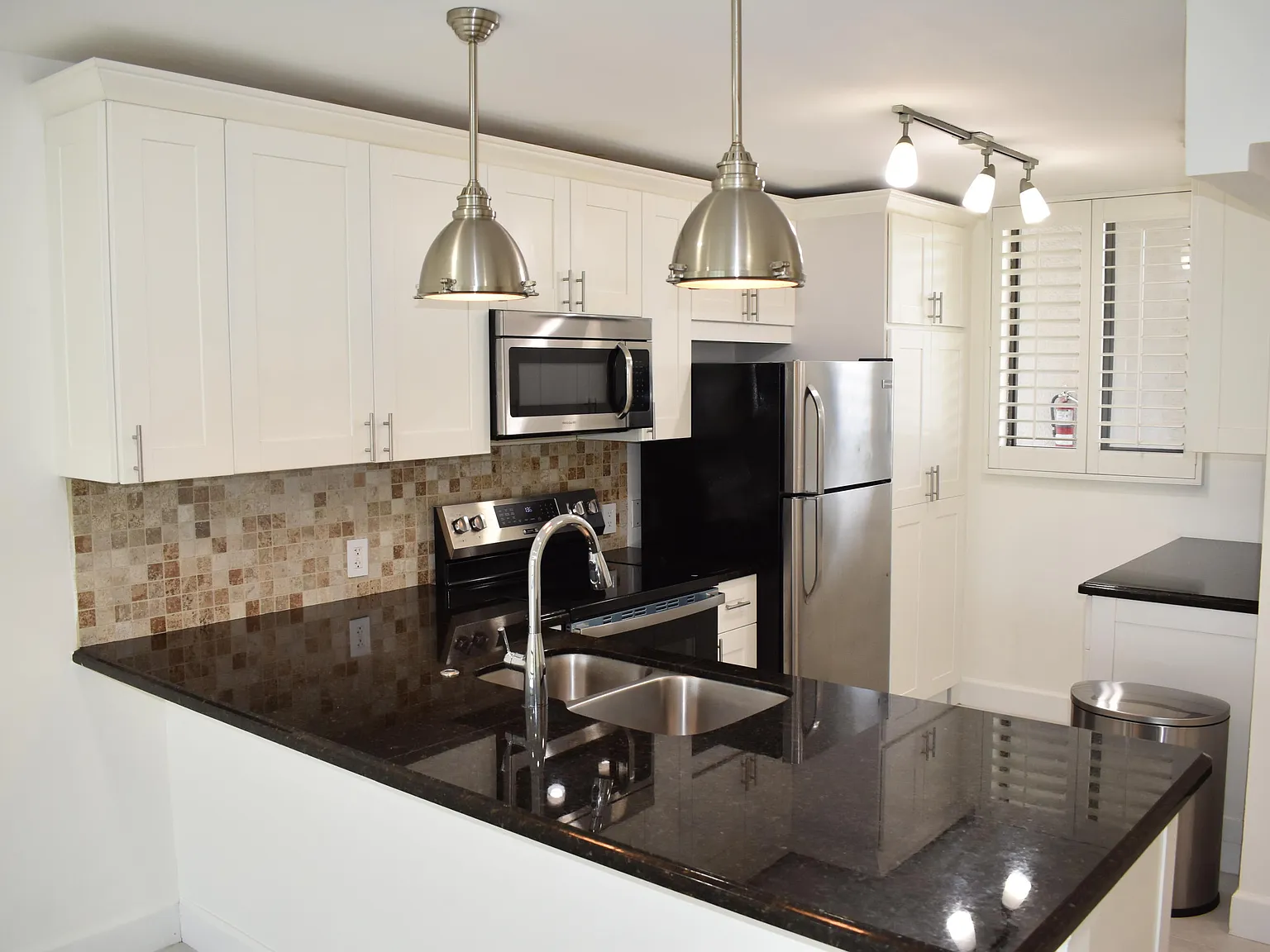 2 bed, 2.0 bath, 1005 sqft, $2,150 — Photo 2