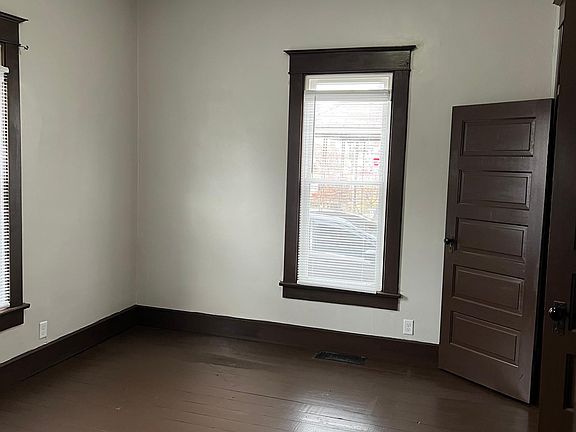 5th image of 418 Shelby St