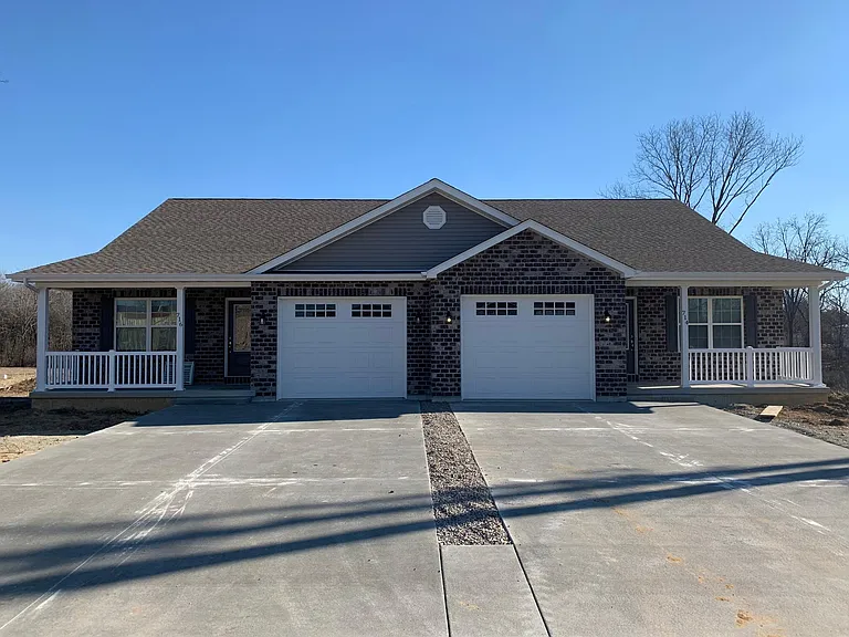 727 Valley View Ct — Photo 1