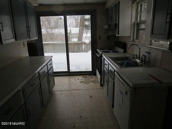 5th image of 1271 W Larch Ave