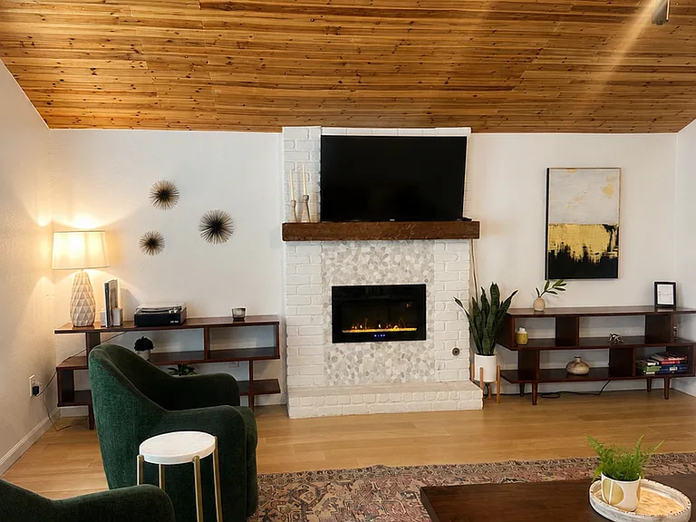 1705 Cricket Hollow Dr — Photo 2