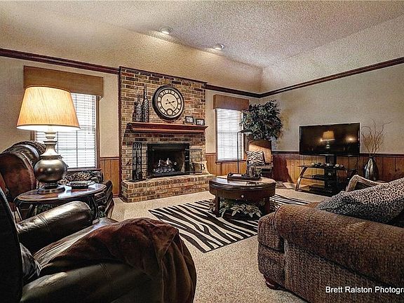 4th image of 1422 E Oaks Manor Dr