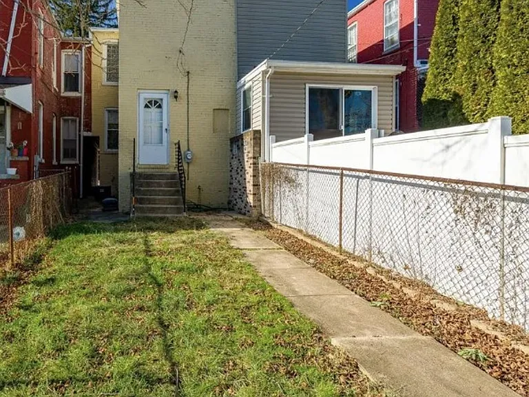 925 N Pine St — Photo 16