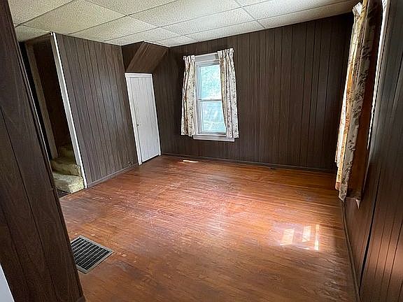 4th image of 12 Maple St