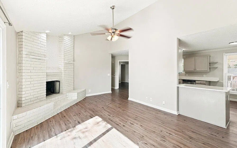 3 bed, 2.0 bath, 1596 sqft, $2,110 — Photo 3