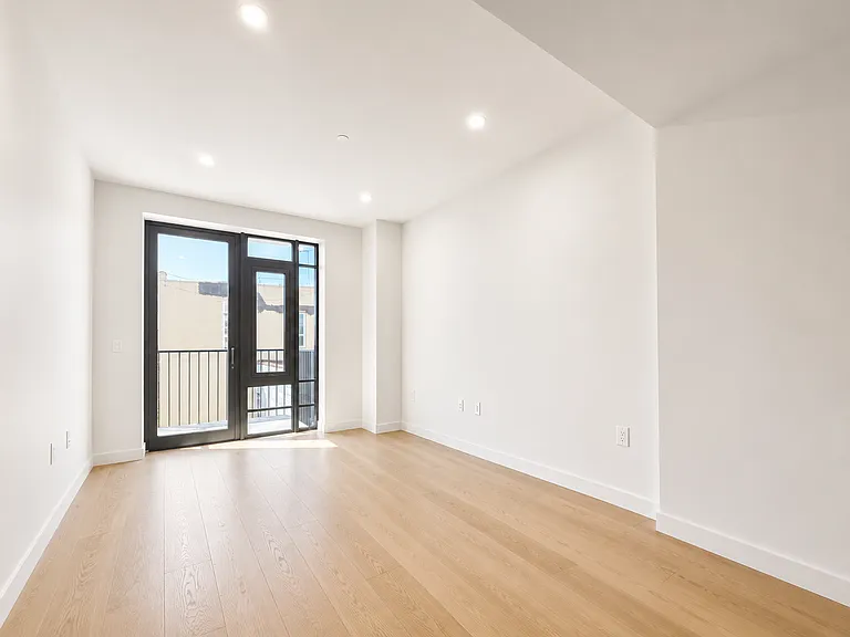 20-08 Steinway St #304 — Photo 4