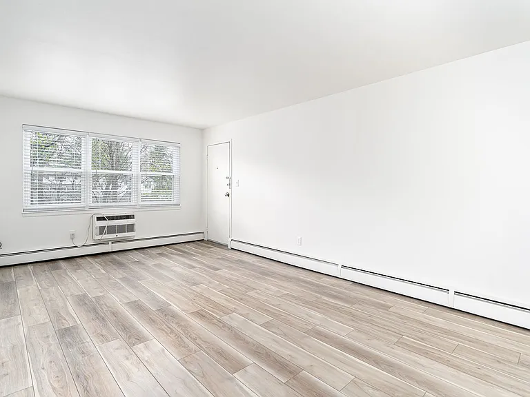 Lindsay Court Apartments — Photo 14