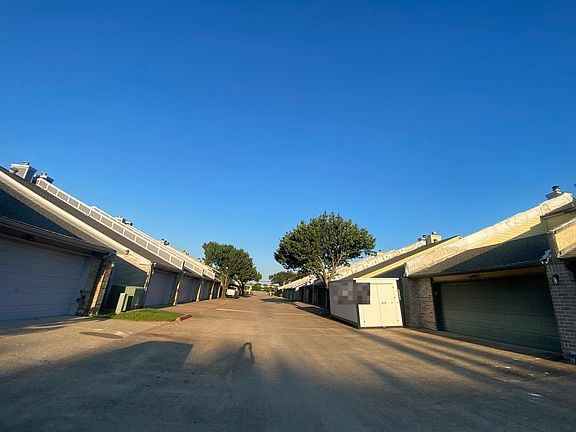 5th image of 3831 Landmark Dr #1