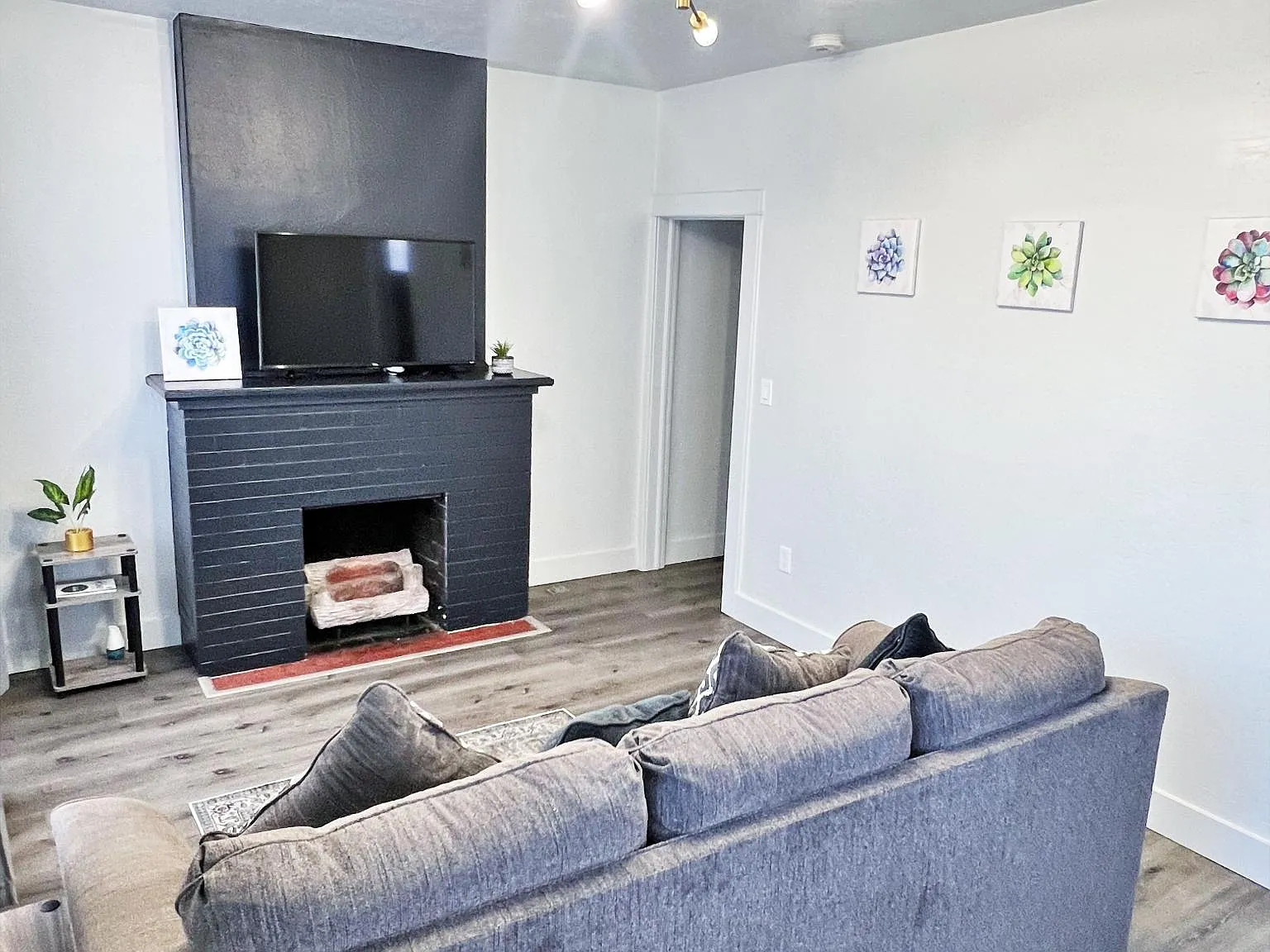 320 N 17th Dr — Photo 2