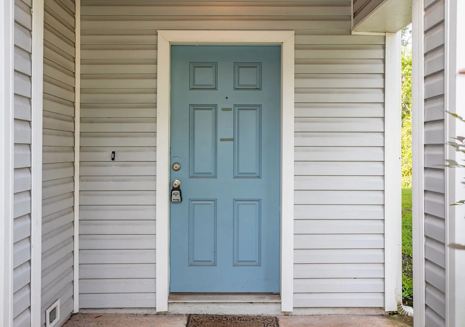 End Unit Townhouse — Photo 3