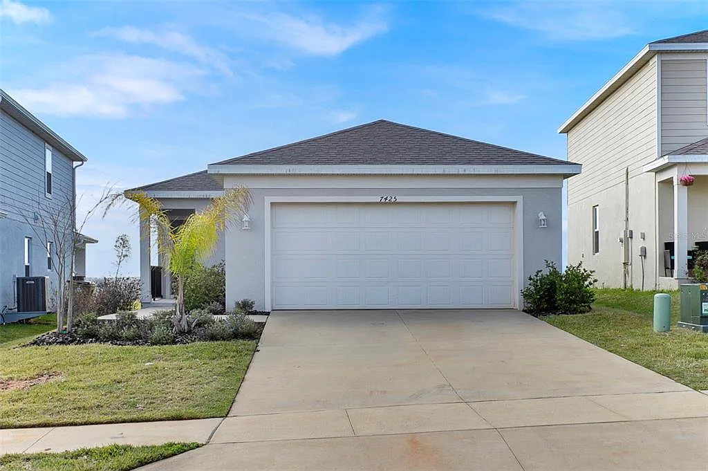 3 bed, 2.0 bath, 1256 sqft, $2,300 — Photo 1