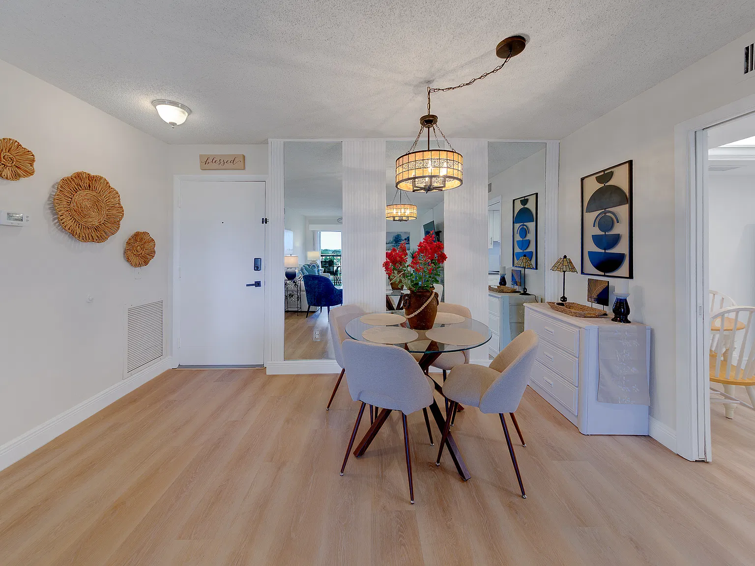 2 bed, 950 sqft, $1,700 — Photo 2