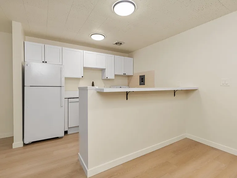 Seasons Apartments — Photo 33