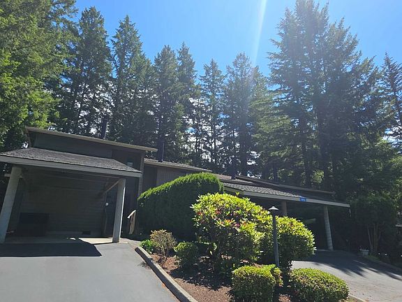 3rd image of 815 NW Huckle Dr