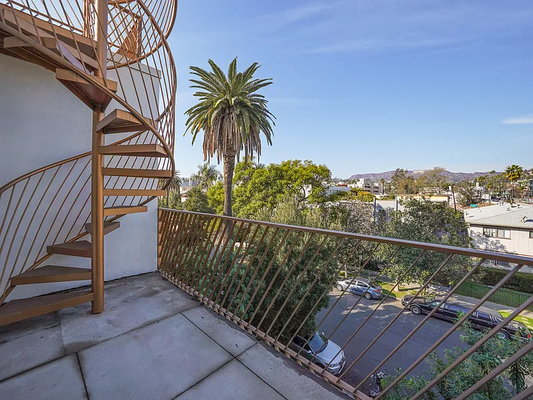 5800 Harold Way — Photo 40