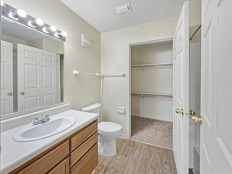 Alison Pointe Apartments — Photo 55