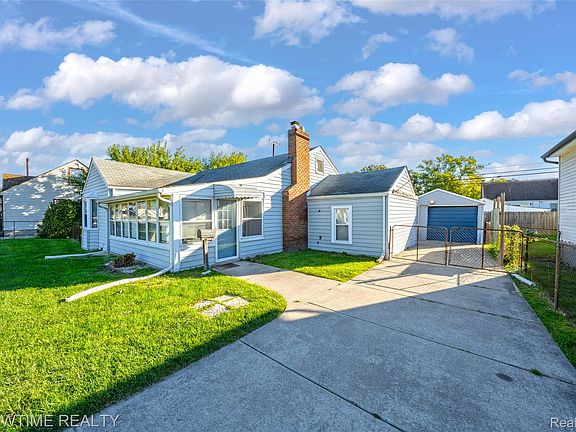 4th image of 23276 Stewart Ave