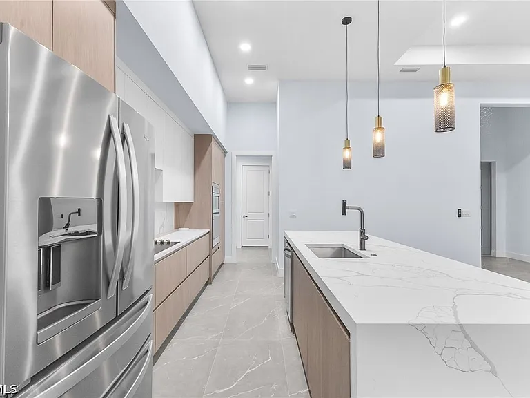 142 SW 33rd Pl — Photo 9
