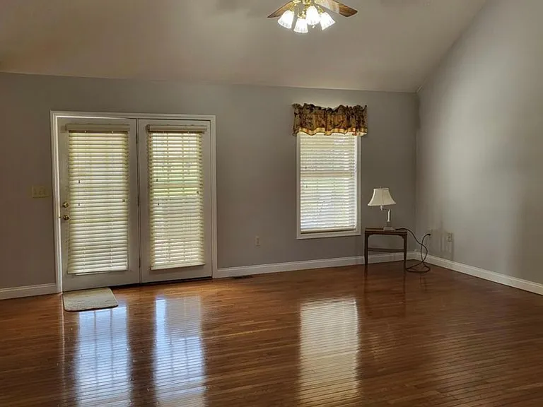 135 Kirkwood Dr — Photo 2