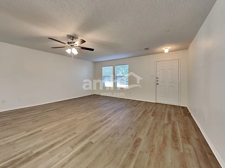6040 Crescenzio Dr — Photo 8